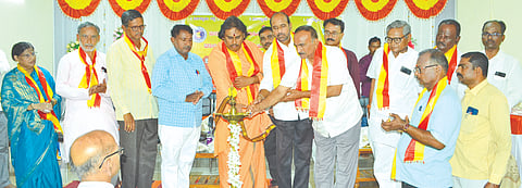 ಯಾದಗಿರಿ ಕಸಾಪ ಸಭಾಂಗಣದಲ್ಲಿ ಭಾನುವಾರ ಆಯೋಜಿಸಿದ್ದ ಶಿಕ್ಷಕರ ಅಭಿನಂದನಾ ಸಮಾರಂಭವನ್ನು ಶ್ರೀ ಕುಮಾರ ಸ್ವಾಮೀಜಿ ಉದ್ಘಾಟಿಸಿದರು. ನಿವೃತ್ತ ಡಿಡಿಪಿಐ ಶಾಂತಗೌಡ ಪಾಟೀಲ್​, ಸಿದ್ದಪ್ಪ ಹೊಟ್ಟಿ, ಡಾ.ಸುಭಾಷಚಂದ್ರ ಕೌಲಗಿ ಇತರರಿದ್ದರು.