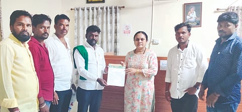 ಜಿ¯್ಲೆಯ ಗ್ರಾಮೀಣ ಪ್ರದೇಶಗಳಲ್ಲಿ ಅಕ್ರಮ ಮದ್ಯ ಮಾರಾಟ ನಡೆಯುತ್ತಿರುವುದು ಕೂಡಲೇ ತಡೆಯುವಂತೆ ಆಗ್ರಹಿಸಿ ಯಾದಗಿರಿಯಲ್ಲಿ ಸೋಮವಾರ ಅಬಕಾರಿ ಇಲಾಖೆ ಉಪ ಆಯುಕ್ತರಿಗೆ ಪೋಲಪ್ಪ ಎಂ. ನಾರಾಯಣೋರ ಮನವಿಪತ್ರ ಸಲ್ಲಿಸಿದರು. ಮಲ್ಲಿಕಾರ್ಜುನ ಹುಲಿಬೆಟ್ಟ, ಭೀಮರಾಯ ಬಾವುರ, ಮಲ್ಲಿಕಾರ್ಜುನ ಮುಷ್ಟುರ, ಚಂದ್ರಶೇಖರ ಇತರರಿದ್ದರು.