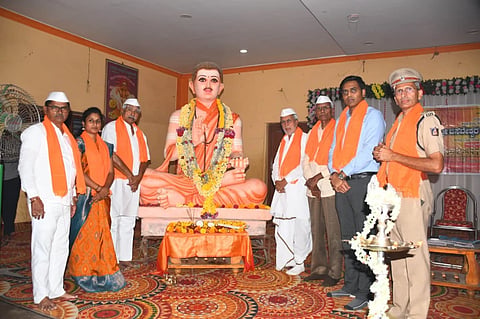 ಯಾದಗಿರಿಯಲ್ಲಿ ಸೋಮವಾರ ಆಯೋಜಿಸಿದ್ದ ಬಸವ ಜಯಂತಿ ಕಾರ್ಯಕ್ರಮವನ್ನು ಶಾಸಕ ಚನ್ನಾರಡ್ಡಿ ಪಾಟೀಲ್​ ತುನ್ನೂರ ಉದ್ಘಾಟಿಸಿದರು. ಡಿಸಿ ಹರ್ಷಲ್​ ಬೋಯರ್​, ಹೆಚ್ಚುವರಿ ಎಸ್​ಪಿ ಧರಣೇಶ, ಯುಡಾ ಅಧ್ಯಕ್ಷ ಬಾಬುರಾವ ಕಾಡ್ಲೂರ್​, ಚನ್ನಪ್ಪಗೌಡ ಮೋಸಂಬಿ ಇತರರಿದ್ದರು.