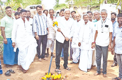 ಶಹಾಪುರ ಮತಕ್ಷೇತ್ರದ ಬಾಣತಿಹಾಳದಲ್ಲಿ ಬುಧವಾರ ಸಚಿವ ಶರಣಬಸಪ್ಪ ದರ್ಶನಾಪುರ 95 ಲಕ್ಷ ರೂ.ವೆಚ್ಚದ ಸಿಸಿ ರಸ್ತೆ ಕಾಮಗಾರಿಗೆ ಶಂಕುಸ್ಥಾಪನೆ ನೆರವೇರಿಸಿದರು. ಶಹಾಪುರ ಬ್ಲಾಕ್​ ಕಾಂಗ್ರೆಸ್​ ಅಧ್ಯಕ್ಷ ಶಿವಮಹಾಂತಪ್ಪ ಸಾಹು, ತಿರುಪತಿ ಪಾಟೀಲ್​, ಧರ್ಮರಾಜ ದೊರೆ, ಭೀಮಾಶಂಕರ ಮರಿಗೌಡ ಹುಲಕಲ್​, ಸಿದ್ದಣ್ಣ ಕಿಲಾರಿ, ಮಾರುತಿ, ಶಿವಣ್ಣ ದೊರೆ, ಜಹಾಗಿರದಾರ ಗಂಗನಾಳ್​ ಇತರರಿದ್ದರು.