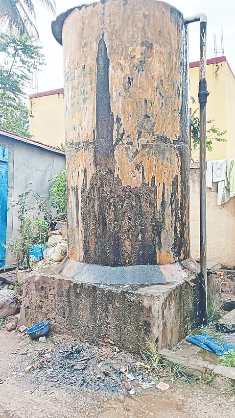 ಯಳಂದೂರು ಪಟ್ಟಣದ ದೇವಾಂಗ ಬೀದಿಯಲ್ಲಿರುವ ನೀರಿನ ತೊಂಬೆಯ ಸ್ಥಿತಿ 