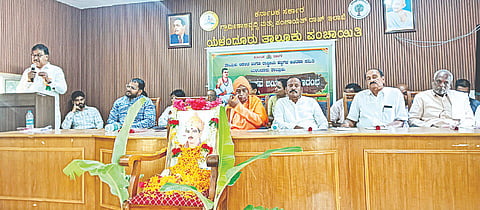 ಯಳಂದೂರು ತಾಲೂಕು ಪಂಚಾಯಿತಿ ಸಭಾಂಗಣದಲ್ಲಿ ರಾಷ್ಟ್ರೀಯ ಹಬ್ಬಗಳ ಆಚರಣಾ ಸಮಿತಿಯಿಂದ ಆಯೋಜಿಸಿದ್ದ ಬಸವ ಜಯಂತಿ ಕಾರ್ಯಕ್ರಮದಲ್ಲಿ ಶಾಸಕ ಎ.ಆರ್.ಕೃಷ್ಣಮೂರ್ತಿ ಮಾತನಾಡಿದರು. ಬಸವರಾಜ ಸ್ವಾಮೀಜಿ ಒಡೆಯರ್, ಕಿನಕಹಳ್ಳಿ ಪ್ರಭುಪ್ರಸಾದ್,   ಜಿ.ಮಹಾದೇಪ್ಪ ಇತರರಿದ್ದರು. 