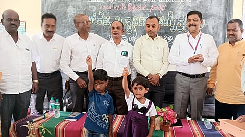 ಯಳಂದೂರು ಪಟ್ಟಣದ ಕರ್ನಾಟಕ ಪಬ್ಲಿಕ್ ಶಾಲೆಯಲ್ಲಿ ವಿದ್ಯಾರ್ಥಿಗಳನ್ನು ಲಾಟರಿ ಎತ್ತುವ ಮೂಲಕ ಶುಕ್ರವಾರ ಆಯ್ಕೆ ಮಾಡಲಾಯಿತು. 