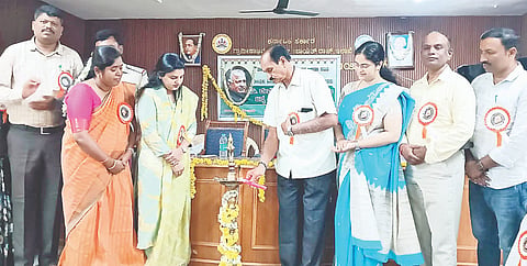 ಯಳಂದೂರಿನಲ್ಲಿ ಗುರುವಾರ ಆಯೋಜಿಸಿದ್ದ ದೇವರಾಜ ಅರಸು ಅವರ 111ನೇ ಜನ್ಮ ದಿನಾಚರಣೆಯಲ್ಲಿ ಗ್ಯಾರಂಟಿ ಯೋಜನೆ ಅನುಷ್ಠಾನ ಸಮಿತಿ ಅಧ್ಯಕ್ಷ ಕಿನಕಹಳ್ಳಿ ಪ್ರಭುಪ್ರಸಾದ್ ಉದ್ಘಾಟಿಸಿದರು. ಎಸ್.ಎಲ್.ನಯನಾ, ರೇಖಾ ಇತರರು ಇದ್ದರು. 