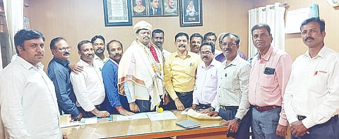 ಯಳಂದೂರು ತಾಲೂಕು ಪಂಚಾಯಿತಿ ನೂತನ ಇಒ ಎ.ಬಿ.ವೇಣು ಅವರಿಗೆ ತಾಲೂಕು ಸರ್ಕಾರಿ ನೌಕರರ ಸಂಘದ ಪದಾಧಿಕಾರಿಗಳು ಇತ್ತೀಚೆಗೆ ಅಭಿನಂದನೆ ಸಲ್ಲಿಸಿದರು. ಸಂಘದ ಅಧ್ಯಕ್ಷ ಅಮ್ಮನಪುರ ಮಹೇಶ್, ರವಿಕುಮಾರ್ ಜಗದೀಶ್, ಯದುಗಿರಿ ಇದ್ದರು. 
