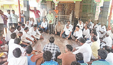 ಯಳಂದೂರು ತಾಲೂಕಿನ ಯರಿಯೂರು ಗ್ರಾಮದಲ್ಲಿ ಹೆಬ್ಬಾಗಿಲಿನ ವಿಚಾರವಾಗಿ ಆಯೋಜಿಸಿದ್ದ ಸಭೆಯಲ್ಲಿ ಅಂಬೇಡ್ಕರ್ ಸೇವಾ ಸಮಿತಿ ಅಧ್ಯಕ್ಷ ಕೆಸ್ತೂರು ಸಿದ್ದರಾಜು ಮಾತನಾಡಿದರು. ಕಿನಕಹಳ್ಳಿ ರಾಚಯ್ಯ, ಗ್ರಾಮಸ್ಥರು ಇದ್ದರು. 