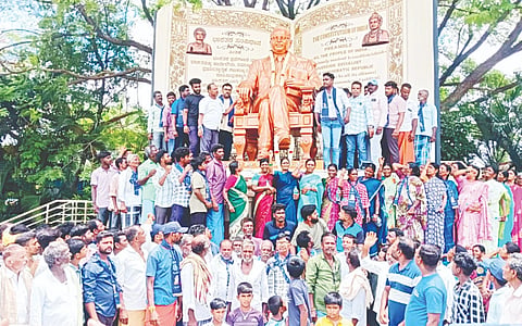 ಯಳಂದೂರು ಪಟ್ಟಣ ಡಾ.ಬಿ.ಆರ್.ಅಂಬೇಡ್ಕರ್ ಭವನದ ಮುಂಭಾಗ ಬುಧವಾರ ವೈ.ಕೆ.ಮೋಳೆ ಗ್ರಾಮದಲ್ಲಿ ಅಂಬೇಡ್ಕರ್ ಸಮುದಾಯ ಭವನದ ಜಾಗದ ಸಮಸ್ಯೆಯನ್ನು ಬಗೆಹರಿಸುವಂತೆ ಒತ್ತಾಯಿಸಿ ಮುಖಂಡ ಡಾ.ಕೆ.ಎಂ.ಸಂದೇಶ್ ನೇತೃತ್ವದಲ್ಲಿ ಸಭೆ ನಡೆಸಲಾಯಿತು.