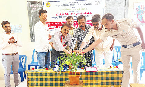 ಯಳಂದೂರಿನ ಕರ್ನಾಟಕ ಪಬ್ಲಿಕ್ ಶಾಲೆಯ ಸಭಾಂಗಣದಲ್ಲಿ ಇತ್ತೀಚೆಗೆ ಆಯೋಜಿಸಿದ್ದ ಸ್ವಚ್ಛತಾ ಸಂಬಂಧ ಚಿತ್ರಕಲೆ ಮತ್ತು ಪ್ರಬಂಧ ಸ್ಪರ್ಧೆ ಕಾರ್ಯಕ್ರಮವನ್ನು ಪಟ್ಟಣ ಪಂಚಾಯಿತಿ ಆರೋಗ್ಯ ನಿರೀಕ್ಷಕ ರಾಘವೇಂದ್ರ ಸಸಿಗೆ ನೀರು ಹಾಕುವ ಮೂಲಕ ಉದ್ಘಾಟಿಸಿದರು. ಮಹದೇಸ್ವಾಮಿ ಇತರರು ಇದ್ದರು.