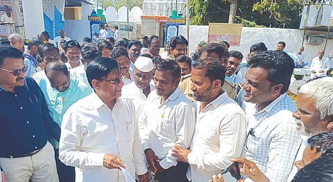 ನರೇಗಾ ನೌಕರರ ಕ್ಷೇಮಾಭಿವೃದ್ಧಿ ಸಂಘದಿಂದ ಮಂಗಳವಾರ ಯಲಬುರ್ಗಾ ತಾಲೂಕಿನ ಕಲ್ಲೂರಿನಲ್ಲಿ ಸಿಎಂ ಆರ್ಥಿಕ ಸಲಹೆಗಾರ ಬಸವರಾಜ ರಾಯರಡ್ಡಿಗೆ ಮನವಿ ಸಲ್ಲಿಸಲಾಯಿತು. ಸಂಘದ ತಾಲೂಕಾಧ್ಯಕ್ಷ ವಿಜಯಕುಮಾರ ಬಳಿಗಾರ, ಅವಳಿ ತಾಲೂಕಿನ ತಾಂತ್ರಿಕ ಸಂಯೋಜಕರಾದ ಸಂತೋಷ ನಂದಾಪುರ, ಸುರೇಶ ದೇಸಾಯಿ, ಎಂಐಎಸ್ ಸಂಯೋಜಕ ಗಿರೀಶ್, ಐಇಸಿ ಸಂಯೋಜಕರಾದ ಲಕ್ಷ್ಮಣ ಕೆರಳ್ಳಿ, ಶರಣಪ್ಪ ಹಾಳಕೇರಿ ಇತರರಿದ್ದರು.