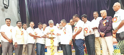 ಪಿರಿಯಾಪಟ್ಟಣದ ಡಿ.ದೇವರಾಜ ಅರಸು ಕಲಾಭವನದಲ್ಲಿ ಆಯೋಜಿಸಲಾಗಿದ್ದ ಮಾಜಿ ಮುಖ್ಯಮಂತ್ರಿ ಡಿ.ದೇವರಾಜ ಅರಸು ಅವರ 111ನೇ ಜಯಂತಿ ಕಾರ್ಯಕ್ರಮವನ್ನು ಗಣ್ಯರು ಉದ್ಘಾಟಿಸಿದರು. ನಿತಿನ್ ವೆಂಕಟೇಶ್, ಲಕ್ಷ್ಮೀಕಾಂತ್, ಹೊಸಳ್ಳಿ ಕೃಷ್ಣೇಗೌಡ, ದೇವರಾಜು ಅರಸ್ ತುಂಗಾ, ಸಣ್ಣಸ್ವಾಮಿ, ಈ.ಪಿ.ಲೋಕೇಶ್, ರಾಜಣ್ಣ, ಶ್ರೀನಿವಾಸ್, ವಿಷಕಂಠಯ್ಯ, ಪಿ.ಮಹದೇವ್, ಲಕ್ಷ್ಮೀನಾರಾಯಣ, ರವಿ ಇತರರು ಇದ್ದರು.