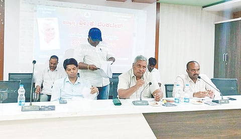 ಪಿರಿಯಾಪಟ್ಟಣದ ತಾಪಂ ಸಭಾಂಗಣದಲ್ಲಿ ಭಾನುವಾರ ಆಯೋಜಿಸಿದ್ದ ಪ್ರಗತಿ ಪರಿಶೀಲನಾ ಸಭೆಯಲ್ಲಿ ಶಾಸಕ ಕೆ.ವೆಂಕಟೇಶ್ ಅಧಿಕಾರಿಗಳಿಂದ ಮಾಹಿತಿ ಪಡೆದರು. ಜಿಲ್ಲಾಧಿಕಾರಿ ಲಕ್ಷ್ಮೀಕಾಂತ್ ರೆಡ್ಡಿ, ಜಿಪಂ ಸಿಇಒ ಯುಕೇಶ್ ಕುಮಾರ್ ಇದ್ದರು.