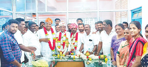 ಪಿರಿಯಾಪಟ್ಟಣ ಪಿಎಲ್‌ಡಿ ಬ್ಯಾಂಕ್ ನೂತನ ಅಧ್ಯಕ್ಷ ಮತ್ತು ಉಪಾಧ್ಯಕ್ಷರಾಗಿ ಆಯ್ಕೆಯಾದ ಆಲನಹಳ್ಳಿ ರಾಜಣ್ಣ ಹಾಗೂ ಮುತ್ತೂರು ಸುರೇಶ್ ಅವರನ್ನು ಮುಖಂಡರು ಅಭಿನಂದಿಸಿದರು. ನಿತಿನ್ ವೆಂಕಟೇಶ್, ರಘು, ಮಂಜು, ಜವರೇಗೌಡ, ಪುಟ್ಟರಾಜು, ಭೀಮಣ್ಣ ಇತರರಿದ್ದರು.