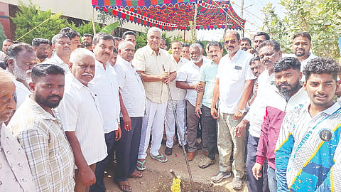 ಪಿರಿಯಾಪಟ್ಟಣದ ಗಾಂಧಿನಗರ ಬಡಾವಣೆಯಲ್ಲಿ ರಸ್ತೆ ಅಭಿವೃದ್ಧಿ ಕಾಮಗಾರಿಗೆ ಸಚಿವ ಕೆ.ವೆಂಕಟೇಶ್ ಭೂಮಿ ಪೂಜೆ ನೆರವೇರಿಸಿದರು. ಡಿ.ಟಿ.ಸ್ವಾಮಿ, ಬಿ.ಜೆ.ಬಸವರಾಜ್, ಎಚ್.ಕೆ.ಮಂಜುನಾಥ್, ರವಿ, ರತ್ನಮ್ಮ, ಮಹದೇವ್, ತಮ್ಮಣ್ಣಯ್ಯ ಇತರರು ಇದ್ದರು. 