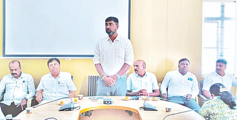 : ಪಿರಿಯಾಪಟ್ಟಣದ ತಾಲೂಕು ಕಚೇರಿ ಸಭಾಂಗಣದಲ್ಲಿ ಆಯೋಜಿಸಿದ್ದ ಬಸವ ಜಯಂತಿ ಕಾರ್ಯಕ್ರಮದಲ್ಲಿ ತಹಸೀಲ್ದಾರ್ ನಿಸರ್ಗಪ್ರಿಯಾ ಮಾತನಾಡಿದರು. ಪಿಎಲ್‌ಡಿ ಬ್ಯಾಂಕ್ ಅಧ್ಯಕ್ಷ ಕೆ.ಹೊಲದಪ್ಪ, ಎಚ್.ಜಿ.ಪರಮೇಶ್, ಕೆಲ್ಲೂರು ನಾಗರಾಜು, ಕೃಷ್ಣೆಗೌಡ ಇತರರು ಇದ್ದಾರೆ.