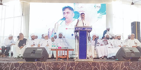ಎಮ್ಮೆಮಾಡು ಹಝ್ರತ್ ಸೂಫಿ ಶಹೀದ್ ಮತ್ತು ಸಯ್ಯುದ್ ಹಸನ್ ಸಖಾಫ್ ಹಳ್ರಮಿ ಹೆಸರಿನಲ್ಲಿ ನಡೆಯುವ ಇತಿಹಾಸ ಪ್ರಸಿದ್ಧ ಮಖಾಂ ಉರುಸ್ ಅಂಗವಾಗಿ ಆಯೋಜಿಸಲಾಗಿದ್ದ ಸರ್ವಧರ್ಮ ಸಮ್ಮೇಳನದಲ್ಲಿ ಮುಖ್ಯ ಅತಿಥಿಗಳಾಗಿ ಪಾಲ್ಗೊಂಡು ಮುಖ್ಯಮಂತ್ರಿಗಳ ಕಾನೂನು ಸಲಹೆಗಾರ ಹಾಗೂ ಶಾಸಕ ಎ.ಎಸ್.ಪೊನ್ನಣ್ಣ ಅವರು ಮಾತನಾಡಿದರು. 