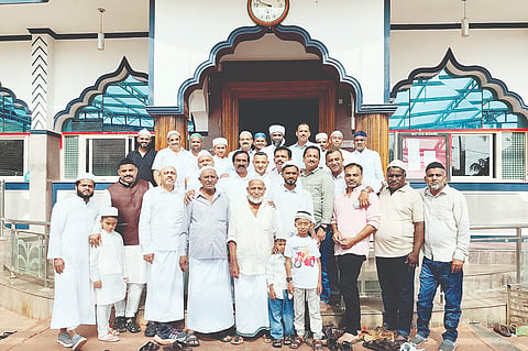 ನಾಪೋಕ್ಲು ಪಟ್ಟಣದ ಮೋಹಿಯುದ್ದೀನ್ ಜುಮ ಮಸೀದಿಗಳಲ್ಲಿ ಮುಸಲ್ಮಾನರು ಸಡಗರ-ಸಂಭ್ರಮದಿಂದ ಈದ್ ಉಲ್ ಫಿತ್ರ್ ಆಚರಿಸಿದರು.