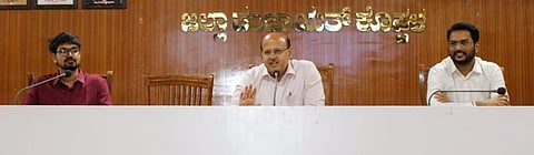 ಕೊಪ್ಪಳದಲ್ಲಿ ಇತ್ತೀಚೆಗೆ ಹಮ್ಮಿಕೊಂಡಿದ್ದ ಫೀಲ್ಡ್​ ಟ್ರೇನರ್​ಗಳ ತರಬೇತಿ ಕಾರ್ಯಾಗಾರದಲ್ಲಿ ಡಿಸಿ ಡಾ. ಸುರೇಶ ಬಿ. ಇಟ್ನಾಳ  ಮಾತನಾಡಿದರು. ಅಪರ ಜಿಲ್ಲಾಧಿಕಾರಿ ಸಿದ್ರಾಮೇಶ್ವರ, ಬೆಂಗಳೂರಿನ ಜನಗಣತಿ ಕೇಂದ್ರ ಕಚೇರಿಯ ಮಾಸ್ಟರ್​ ಟೆನರ್​ ಫಣಿ ಕುಮಾರ್​ ಹಾಗೂ ಯಲಬುರ್ಗಾ ತಾಲೂಕು ಹಿಂದುಳಿದ ವರ್ಗಗಳ ಕಲ್ಯಾಣ ಅಧಿಕಾರಿ ಶಿವಶಂಕರ ಕರಡಕಲ್​ ಇದ್ದರು.