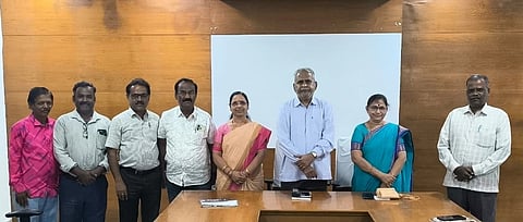 ಕೊಪ್ಪಳ ಪ್ರವಾಸಿ ಮಂದಿರದಲ್ಲಿ ಗುರುವಾರ ಹಮ್ಮಿಕೊಳ್ಳಲಾಗಿದ್ದ ಯುಗಾದಿ-ರಂಜಾನ್​ ವಿಶೇಷ ಕವಿಗೋಷ್ಠಿ ಮತ್ತು ಕವಿ ಸಮಯ ಕಾರ್ಯಕ್ರಮದಲ್ಲಿ ಹಿರಿಯ ಕವಿ ಡಾ. ಮಹಾಂತೇಶ್​ ಮಲ್ಲನಗೌಡರ ಮಾತನಾಡಿದರು.