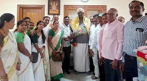 ಕೊಪ್ಪಳ ಶಾಸಕ ರಾಘವೇಂದ್ರ ಹಿಟ್ನಾಳ ಅವರ 47ನೇ ಜನ್ಮದಿನವನ್ನು ಮಾಜಿ ಸೈನಿಕರ ಸಂಘದಿಂದ ಶಾಸಕರ ಸ್ವಗೃಹದಲ್ಲಿ ಕೇಕ್​ ಕತ್ತರಿಸುವ ಮೂಲಕ ಆಚರಿಸಲಾಯಿತು. ಸಂಘದ ಪ್ರಧಾನ ಕಾರ್ಯದರ್ಶಿ ನಿಂಗಪ್ಪ ಗಾಣಿಗೇರ, ಪದಾಧಿಕಾರಿಗಳಾದ ಶಿವಾನಂದ ಪೂಜಾರ, ವಾಸಪ್ಪ ಚೆಲ್ಲಾ, ಹೇಮಂತಪ್ಪ ಆರೇರ, ಬಸವರಾಜ ಮಠದ, ಇಂದುಧರ ಸೊಪ್ಪಿಮಠ, ಬಸಮ್ಮ ಕುರ್ಲಿ ಇದ್ದರು.