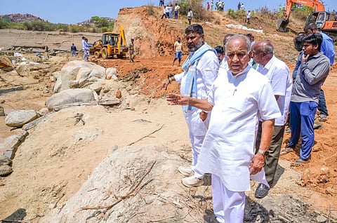 ಬಸಾಪುರ ಬಳಿ ಮೈಲ್​ 13ರ ಬಳಿ ಎಡದಂಡೆ ನಾಲೆ ಕಾಮಗಾರಿ ವೀಸಿದ ಸಚಿವ ಬೋಸರಾಜು.