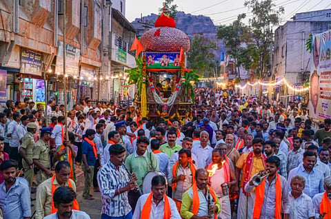 ಕೊಪ್ಪಳ ಕೋಟೆ ರಸ್ತೆಯಲ್ಲಿರುವ ಕಲ್ಲಿಗ ಮಾರುತೇಶ್ವರ ರಥೋತ್ಸವ ಶುಕ್ರವಾರ ವಿಜೃಂಭಣೆಯಿಂದ ಜರುಗಿತು.
