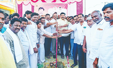 ಸಿದ್ದಾಪುರದಲ್ಲಿ ರಾರಾವಿ ಶ್ರೀ ಗೋವಿಂದರಾಯ ದೇವಸ್ಥಾನದ ಸಮುದಾಯ ಭವನ ನಿರ್ಮಾಣ ಕಾಮಗಾರಿಗೆ ಸಚಿವ ಶಿವರಾಜ ತಂಗಡಗಿ ಶಂಕುಸ್ಥಾಪನೆ ನೆರವೇರಿಸಿದರು. ಬ್ಲ್ಯಾಕ್ ಕಾಂಗ್ರೆಸ್ ಅಧ್ಯಕ್ಷ ಶರಣೇಗೌಡ, ಜಿಪಂ ಮಾಜಿ ಉಪಾಧ್ಯಕ್ಷ ಬಸವರಾಜಪ್ಪ, ಗ್ರಾಪಂ ಅಧ್ಯಕ್ಷೆ ಶಿವಗಂಗಾ, ಪ್ರಮುಖರಾದ ಜನಗಂಡೆಪ್ಪ ಪೂಜಾರ್, ಡಾ.ಕೆ.ಎಸ್.ಪಾಟೀಲ್, ಹನುಮೇಶ್, ರವಿಚಂದ್ರ ಹೊಸಮನಿ, ಬಸವರಾಜ ನೀರಗಂಟಿ ಇತರರಿದ್ದರು.