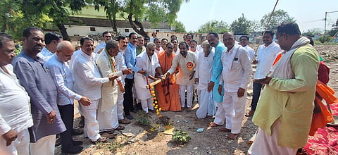 ಚಿತ್ತಾಪುರದ ಸ್ಟೇಷನ್​ ರಸ್ತೆಯಲ್ಲಿ ವೀರಶೈವ ಕಲ್ಯಾಣ ಮಂಟಪ ನಿರ್ಮಾಣಕ್ಕೆ ಅಖಿಲ ಭಾರತ ವೀರಶೈವ ಲಿಂಗಾಯತ ಮಹಾಸಭಾ ಜಿಲ್ಲಾಧ್ಯ ಶರಣು ಮೋದಿ ಅಡಿಗಲ್ಲು ನೆರವೇರಿಸಿದರು. ಕಂಬಳೇಶ್ವರ ಶ್ರೀ, ವಿಶ್ವನಾಥ ಪಾಟೀಲ್​ ಹೆಬ್ಬಾಳ, ಲಿಂಗಾರೆಡ್ಡಿಗೌಡ ಭಾಸರೆಡ್ಡಿ, ರಮೇಶ ಮರಗೋಳ, ಸೋಮಶೇಖರ ಪಾಟೀಲ್​ ಇತರರಿದ್ದರು.