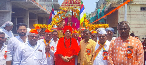 ಕರಜಗಿ ಗ್ರಾಮದ ಪ್ರಮುಖ ಬೀದಿಗಳಲ್ಲಿ ಅಪಾರ ಭಕ್ತರ ಜೈೂಷದೊಂದಿಗೆ ಶ್ರೀಶೈಲ ಜಗದ್ಗುರು ಶ್ರೀ ಡಾ.ಚನ್ನಸಿದ್ಧರಾಮ ಪಂಡಿತಾರಾಧ್ಯ ಶಿವಾಚಾರ್ಯರ ಅಡ್ಡಪಲ್ಲಕ್ಕಿ ಮಹೋತ್ಸವ ನಡೆಯಿತು.