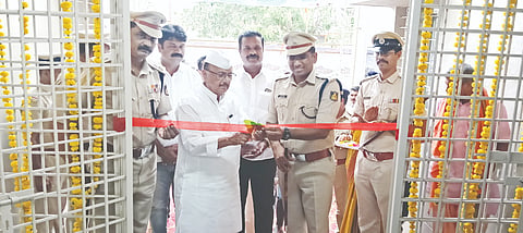 ಆಳಂದನಲ್ಲಿ ಪೊಲೀಸ್​ ವಸತಿಗೃಹ ಕಟ್ಟಡವನ್ನು ಶಾಸಕ ಬಿ.ಆರ್​.ಪಾಟೀಲ್​ ಲೋಕಾರ್ಪಣೆಗೊಳಿಸಿದರು. ಎಸ್​ಪಿ ಅಡ್ಡೂರು ಶ್ರೀನಿವಾಸುಲು, ಹೆಚ್ಚುವರಿ ಎಸ್​ಪಿ ಮಹೇಶ ಮೇಣ್ಣನವರ್​, ಡಿವೈಎಸ್​ಪಿ ತಮ್ಮಾರಾವ ಪಾಟೀಲ್​ ಇದ್ದರು