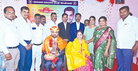 ಚಿಂಚೋಳಿ ನ್ಯಾಯಲಯದಲ್ಲಿ ತಾಲೂಕು ವಕೀಲರ ಸಂಘದಿಂದ ನ್ಯಾಯಧೀಶ ದತ್ತುಕುಮಾರ ಜವಳ್ಕರ್​ ಅವರನ್ನು ಸನ್ಮಾನಿಸಿ ಬೀಳ್ಕೊಡಲಾಯಿತು. ಬಾಲು, ಶಶಿಕಾಂತ ಆಡಕಿ, ಜಗನ್ನಾಥ ಅಗ್ನಿಹೋತ್ರಿ ಇತರರಿದ್ದರು.