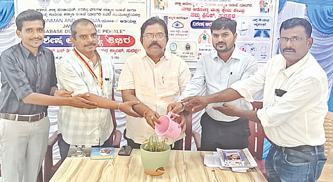 ಸುರಪುರ ನಗರದ ಹಸನಾಪುರ ಕ್ಯಾಂಪ್​ನಲ್ಲಿ ಬುಧವಾರ ನಮ್ಮ ಕ್ಲಿನಿಕ್​ನಲ್ಲಿ ಉಚಿತ ಆರೋಗ್ಯ ತಪಾಸಣೆ ಶಿಬಿರವನ್ನು ಟಿಎಚ್​ಒ ಡಾ.ಆರ್​.ವಿ.ನಾಯಕ ಉದ್ಘಾಟಿಸಿದರು. ಮೊಹ್ಮದ್​ ಸಲೀಂ, ಡಾ.ಸುರೇಶ ಹಚ್ಚಡ, ಡಾ.ಹರ್ಷವರ್ಧನ ರಫಗಾರ್​, ಡಾ.ಚಂದ್ರಶೇಖರ, ಡಾ.ಬಾಬಾ ಪಟೇಲ್​ ಇದ್ದರು.