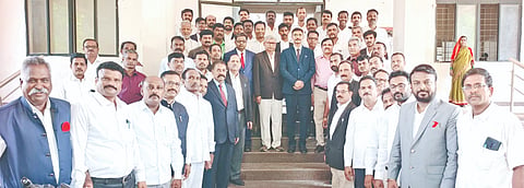 ವರ್ಗಾವಣೆಗೊಂಡ ನ್ಯಾಯಾಧೀಶ ಬಸವರಾಜ್​ ಅವರನ್ನು ಸುರಪುರ ನ್ಯಾಯಾಲಯದಲ್ಲಿ ಬುಧವಾರ ಹಮ್ಮಿಕೊಂಡ ಕಾರ್ಯಕ್ರಮದಲ್ಲಿ ತಾಲೂಕು ನ್ಯಾಯವಾದಿಗಳ ಸಂದಿಂದ ಬೀಳ್ಕೊಡಲಾಯಿತು. ಯಮನಪ್ಪ ಬೊಮ್ಮಣಗಿ, ಬಸವರಾಜ ಅನ್ಸೂರ, ಯಂಕಾರೆಡ್ಡಿ ಬೋನ್ಹಾಳ, ಚನ್ನಪ್ಪ ಹೂಗಾರ, ಸಂಗಣ್ಣ ಬಾಕ್ಲಿ, ಮಲ್ಲಿಕಾರ್ಜುನಯ್ಯ ಹಿರೇಮಠ ಇತರರಿದ್ದರು.