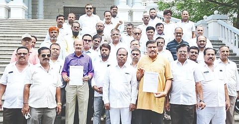 ಔಷಧಿ ಆನ್​ಲೈನ್​ ವಹಿವಾಟು ನಿಷೇಧಿಸುವುದೂ ಸೇರಿ ವಿವಿಧ ಬೇಡಿಕೆ ಈಡೇರಿಕೆಗೆ ಆಗ್ರಹಿಸಿ ಕಲಬುರಗಿ ಜಿಲ್ಲಾ ಔಷಧಿ ವ್ಯಾಪಾರಿಗಳ ಸಂದ ಕಾರ್ಯಕರ್ತರು ಕಲಬುರಗಿ ಜಿಲ್ಲಾಧಿಕಾರಿ ಕಚೇರಿ ಎದುರು ಬುಧವಾರ ಪ್ರತಿಭಟನೆ ನಡೆಸಿದರು. ರವೀಂದ್ರ ಜೋಶಿ, ವಿಜಯಕುಮಾರ ಹವಾಲ್ದಾರ್​, ಪ್ರಹ್ಲಾದ್​ ಪೂಜಾರಿ, ಮಹೇಶ ನಾಡಗೌಡ, ಅವಿನಾಶ, ಶಿವಲಿಂಗಪ್ಪ, ವಿಶ್ವನಾಥ ಕೋರವಾರ್​, ನಾಗಭೂಷಣ ಇತರರಿದ್ದರು.