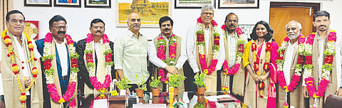 ಸ್ಯಾಟ್​ಲೈಟ್​ ಬಸ್​ ನಿಲ್ದಾಣಕ್ಕೆ ಜಮೀನು ಮಂಜೂರು ಮಾಡಲು ಸಹಕರಿಸಿದ ಗುಲ್ಬರ್ಗ ವಿವಿ ಸಿಂಡಿಕೇಟ್​ ಸದಸ್ಯರನ್ನು ಕಲಬುರಗಿ ಕೆಕೆಆರ್​ಟಿಸಿ ಅಧ್ಯಕ್ಷ ಅರುಣಕುಮಾರ ಪಾಟೀಲ್​ ಬುಧವಾರ ಸತ್ಕರಿಸಿದರು. ಕುಲಪತಿ ಪ್ರೊ.ಶಶಿಕಾಂತ ಉಡಿಕೇರಿ, ಕುಲಸಚಿವ ಪ್ರೊ.ರಮೇಶ ಲಂಡನಕರ್​, ಮೌಲ್ಯಮಾಪನ ಕುಲಸಚಿವ ಡಾ.ಎನ್​.ಜಿ.ಕಣ್ಣೂರ್​, ವಿತ್ತಾಧಿಕಾರಿ ಜಯಾಂಬಿಕಾ ಇತರರಿದ್ದರು.