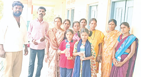 ಚಿಂಚೋಳಿ ತಾಲೂಕಿನ ಹೂಡದಳ್ಳಿ ಸರ್ಕಾರಿ ಕಿರಿಯ ಪ್ರಾಥಮಿಕ ಶಾಲೆ ಮಕ್ಕಳು ಹಾಗೂ ಸಿಬ್ಬಂದಿ ಮನೆಯಿಂದಲೇ ಕುಡಿವ ನೀರು ತೆಗೆದುಕೊಂಡು ಬಂದಿರುವುದು.