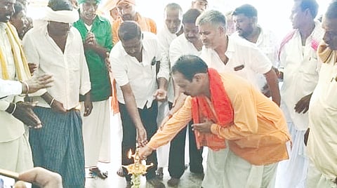 ಚೆನ್ನೂರ(ಜೆ) ಗ್ರಾಮದಲ್ಲಿ ಮಸೀದಿಯನ್ನು ಶ್ರೀ ನಿಜಲಿಂಗ ಸ್ವಾಮೀಜಿ ಶುಕ್ರವಾರ ಉದ್ಘಾಟಿಸಿದರು. ಶ್ರೀನಿವಾಸರಡ್ಡಿ ಪಾಟೀಲ್​ ಚೆನ್ನೂರ, ಮೌಲಾಸಾಬ್​, ಸೂಗೂರೆಡ್ಡಿ ಪೊಲೀಸ್​ ಪಾಟೀಲ್​, ಶಿವಣ್ಣ ಪೂಜಾರಿ, ಬಸವರಾಜ ಪಾಟೀಲ್​, ನಿಂಗಣ್ಣ ದಿನ್ನಿ, ಮರಿಗೌಡ, ಬಸಪ್ಪ ಪೂಜಾರಿ ಇತರರಿದ್ದರು.
