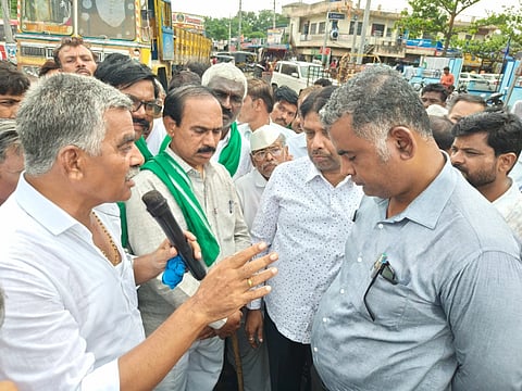 ಭೀಮೆಗೆ ನೀರು ಹರಿಸಬೇಕು ಎಂದು ಒತ್ತಾಯಿಸಿ ಅಫಜಲಪುರದಲ್ಲಿ ಸ್ವಾಭಿಮಾನಿ ಕಬ್ಬು ಬೆಳೆಗಾರರ ಸಂಘದಿಂದ ಅರ್ನಿದಿಷ್ಟಾವಧಿ ಧರಣಿ ಕೈಗೊಂಡಿರುವ ಹೋರಾಟಗಾರರು ಸೋಮವಾರ ಅಂಬೇಡ್ಕರ್​ ವೃತ್ತದಲ್ಲಿ ಸಂಚಾರ ತಡೆದು ಪ್ರತಿಭಟನೆ ನಡೆಸಿದರು. ಶ್ರೀಮಂತ ಬಿರಾದಾರ, ಶಾಂತಕುಮಾರ ಅಂಜುಟಗಿ, ಗುರು ಚಾಂದಕವಟೆ ಇತರರಿದ್ದರು.