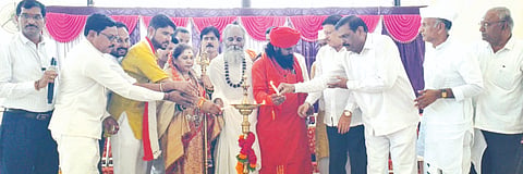ಆಳಂದನಲ್ಲಿ ಹಮ್ಮಿಕೊಂಡಿದ್ದ ಜಂಜಾರ ಸಮಾಜದ ಸಭೆಯನ್ನು ಶ್ರೀ ಮುರಾಹರಿ ಮಹಾರಾಜರು ಉದ್ಘಾಟಿಸಿದರು. ಶ್ರೀ ಸುನೀಲ್​ ಮಹಾರಾಜ, ಶ್ರೀ ಲತಾದೇವಿ, ರಾಜು ಚವ್ಹಾಣ್​, ಕೆ.ಟಿ.ರಾಠೋಡ್​ ಇತರರಿದ್ದರು.
