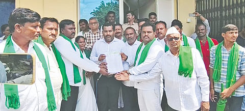 ಒಪ್ಪಂದ ಮೀರಿ ರೈತರ ಜಮೀನನ್ನು ಆಕ್ರಮಿಸಿಕೊಳ್ಳಲು ಮುಂದಾಗಿರುವ ಸೋಲಾರ್​ ಕ್ರಾಫ್ಟ್​ ಪವರ್​ ಇಂಡಿಯಾ 7 ಪ್ರೆವೇಟ್​  ಲಿಮಿಟೆಡ್​ ಸಂಸ್ಥೆ ವಿರುದ್ಧ ಕಠಿಣ ಕ್ರಮ ಕೈಗೊಳ್ಳಬೇಕು ಎಂದು ಒತ್ತಾಯಿಸಿ ಆಳಂದನಲ್ಲಿ ರೈತ ಸಂ ಹಾಗೂ ಹಸಿರು ಸೇನೆಯಿಂದ ಪ್ರತಿಭಟನೆ ನಡೆಸಿ ತಹಸೀಲ್ದಾರ್​ಗೆ ಮನವಿಪತ್ರ ಸಲ್ಲಿಸಲಾಯಿತು. ಮಹಾಂತೇಶ ಜಮಾದಾರ, ವಿಠ್ಠಲ ಮಾಕಗೌಡ್ರು, ಕಮಲಬಾಯಿ ಸಜ್ಜನ್​ ಇತರರಿದ್ದರು.