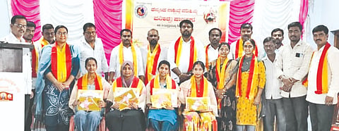 ನಾಲವಾರದಲ್ಲಿ ಹಮ್ಮಿಕೊಂಡಿದ್ದ ಮುಂಗಾರು ಕವಿಗೋಷ್ಠಿಯಲ್ಲಿ ಸಾಧಕ ವಿದ್ಯಾರ್ಥಿಗಳನ್ನು ಸತ್ಕರಿಸಲಾಯಿತು. ಡಾ. ಶ್ರೀವಾಣಿ, ಅರುಣಕುಮಾರ ಸುಣಗಾರ, ಮಂಜುನಾಥ ನಾಯ್ಕಲ್​, ಚಂದ್ರಶೇಖರ ಲೇವಡಿ ಇತರರಿದ್ದರು.