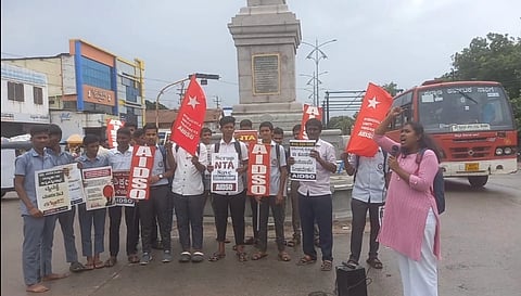 ಜಂತರ್​ ಮಂತರ್​ನ ಪ್ರತಿಭಟನಾಕಾರರ ಮೇಲೆ ಪೊಲೀಸರು ನಡೆಸಿರುವ ಲಾಠಿಚಾರ್ಜ್​ ಅಸಾಂವಿಧಾನಿಕವಾಗಿದೆ ಎಂದು ಆಗ್ರಹಿಸಿ ಕೊಪ್ಪಳದ ಬಸವೇಶ್ವರ ವೃತ್ತದಲ್ಲಿ ಎಐಡಿಎಸ್​ಒ ನೇತೃತ್ವದಲ್ಲಿ ನಡೆದ ಪ್ರತಿಭಟನೆಯಲ್ಲಿ ರಾಜ್ಯ ಮುಖಂಡರಾದ ಸಿಂಧು ಕೌದಿ ಮಾತನಾಡಿದರು. ವಿದ್ಯಾರ್ಥಿಗಳಾದ ಆನಂದ್​ ಗೌಡ, ಎಂ. ಡಿ ಶಾಹಿದ್​, ಯಮನೂರ್​, ನವಾಜ್​, ಸುಭ್ರಮಣ್ಯ, ಈರಣ್ಣ, ಮುತ್ತು, ಅಕಾಶ, ಪ್ರವಿಣ್​, ಸುನೀಲ್​, ಮಂಜುನಾಥ್​ ಇದ್ದರು.