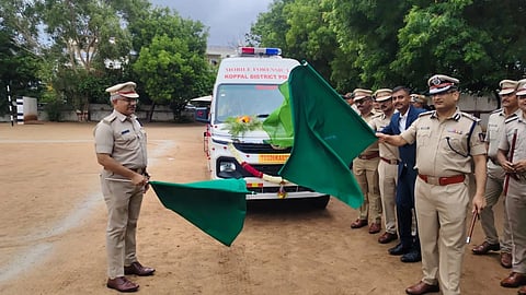 ಕೊಪ್ಪಳ ಜಿಲ್ಲಾ ಪೋಲಿಸ್​ ಇಲಾಖೆಗೆ ನೂತನವಾಗಿ ನೀಡಲಾದ ಮೊಬೈಲ್​ ಾರೇನ್ಸಿಕ್​ ಲ್ಯಾಬ್​ ವಾಹನಕ್ಕೆ ಬಳ್ಳಾರಿ ವಲಯ ಪೊಲೀಸ್​ ಮಹಾ ನಿರೀಕ್ಷಕ ಡಾ. ಪಿ.ಎಸ್​. ಹರ್ಷ ಚಾಲನೆ ನೀಡಿದರು. ಡಾ. ರಾಮ್​ ಎಲ್​. ಅರಸಿದ್ದಿ ಇದ್ದರು.