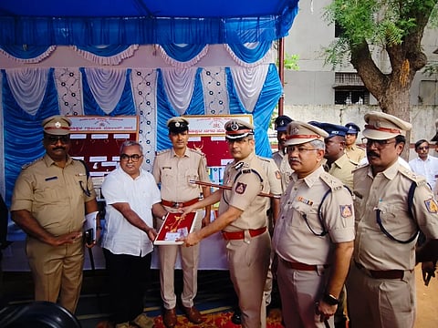 ಕೊಪ್ಪಳ ನಗರ ಠಾಣಾ ವ್ಯಾಪ್ತಿಯಲ್ಲಿ ಆಬರಣ ಕಳೆದುಕೊಂಡ ವ್ಯಕ್ತಿಗೆ ಮರಳಿ ನೀಡಲಾಯಿತು.