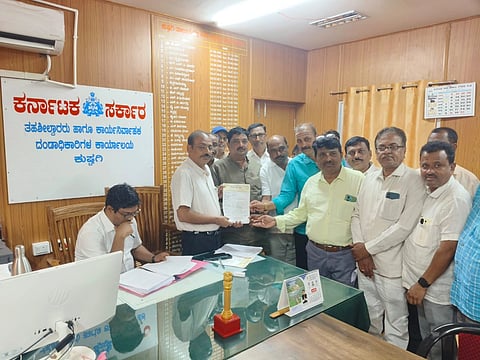 ಬಣಜಿಗ ಸಮುದಾಯಕ್ಕೆ ಶೈಕ್ಷಣಿಕ, ಉದ್ಯೋಗ ಮೀಸಲಾತಿಗೆ ಆಗ್ರಹಿಸಿ ಕುಷ್ಟಗಿ ತಹಸೀಲ್ದಾರ್​ ಅಶೋಕ ಶಿಗ್ಗಾಂವಿಗೆ ಮನವಿ ಸಲ್ಲಿಸಲಾಯಿತು.ಬಣಜಿಗ ಸಮುದಾಯದ ಜಿಲ್ಲಾಧ್ಯಕ್ಷ ವೀರೇಶ ಬಂಗಾರಶೆಟ್ಟರ್​, ತಾಲೂಕಾಧ್ಯಕ್ಷ ಶಶಿಧರ ಎಂ. ಕವಲಿ,ಪದಾಧಿಕಾರಿಗಳಾಸದ ರವೀಂದ್ರ ಪಾಟೀಲ, ಸೋಮಶೇಖರ ವೈಜಾಪುರ, ಬಸವರಾಜ ಪಡಿ ಇದ್ದರು.