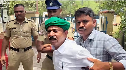 ಕೊಪ್ಪಳ ತಾಲೂಕಿನ ಮುನಿರಾಬಾದ್​ ಟಿಬಿ ಡ್ಯಾಂನಲ್ಲಿ ಸೋಮವಾರ ಜಲಾಶಯಕ್ಕೆ ಜಿಗಿಯಲು ಯತ್ನಿಸಿದ ರೈತ ಎಸ್​.ಖಾದ್ರಿಯನ್ನು ತಡೆದ ಪೊಲೀಸರು. 