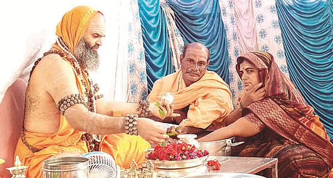 ಸಿದ್ದಾಪುರ ಶ್ರೀ ವೀರಪ್ಪಯ್ಯ ತಾತನ ಮಠದಲ್ಲಿ ತಪೋಕ್ಷೇತ್ರ ಕಣ್ವೆಕುಪ್ಪ ಗವಿಮಠದ ಡಾ. ನಾಲ್ವಡಿ ಶಾಂತಲಿಂಗ ಶಿವಾಚಾರ್ಯರು ಇಷ್ಟಲಿಂಗ ಮಹಾಪೂಜೆ ನೆರವೇರಿಸಿದರು.