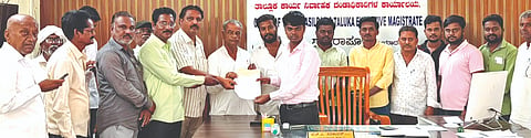 ಸುರಪುರ ಹೈಕೋಟ್ ಆದೇಶದಂತೆ ಬಣಜಿಗ ಸಮುದಾಯವನ್ನು ಗ್ರೂಪ್ ಬಿ ಅಡಿಯಲ್ಲಿ ಮರು ವರ್ಗೀಕರಿಸಿ ಉಚ್ಚ ನ್ಯಾಯಾಲಯದ ಆದೇಶದ ಪ್ರಕಾರನ ಸಮುದಾಯಕ್ಕೆ ಸಾಮಾಜಿಕ ನ್ಯಾಯ ಒದಗಿಸುವಂತೆ ಸಂಬAಧಪಟ್ಟ ಇಲಾಖೆಗೆ ಸೂಚನೆ ನೀಡಬೇಕೆಂದು ಆಗ್ರಹಿಸಿ ರಾಜ್ಯ ಬಣಜಿಗ ಕ್ಷೇಮಾಭಿವೃದ್ಧಿ ಸಂಘದ ಕಾರ್ಯಕರ್ತರು ಆಗ್ರಹಿಸಿದರು. ಈ ಕುರಿತು ಮುಖ್ಯಮಂತ್ರಿಗೆ ಬರೆದ ಮನವಿಪತ್ರವನ್ನು ತಹಸೀಲ್ದಾರ್ ಅವರಿಗೆ ಸಲ್ಲಿಸಿ ಮಾತನಾಡಿದ ಕಾರ್ಯಕರ್ತರು, ಬಣಜಿಗ ಸಮುದಾಯವನ್ನು ಉದ್ಯೋಗ ಮೀಸಲಾತಿಗಾಗಿ ಪ್ರವರ್ಗ ೨ಎ (ಗ್ರೂಪ್ ಬಿ) ಅಡಿ ಪರಿಗಣಿಸಿ ಕರ್ನಾಟಕ ಉಚ್ಚ ನ್ಯಾಯಾಲಯದ ಆದೇಶ ಜಾರಿಗೊಳಿಸಬೇಕು ಎಂದು ಒತ್ತಾಯಿಸಿದರು. ಮೈಸೂರು ಜಿಲ್ಲೆಯ ಕೊಳ್ಳೆಗಾಲದ ಬಣಜಿಗ ಸಮುದಾಯದ ಶಿಕ್ಷಕಿಯೊಬ್ಬರು ಹೂಡಿದ್ದ ಪ್ರಕರಣದಲ್ಲಿ ಕರ್ನಾಟಕ ಉಚ್ಚ ನ್ಯಾಯಾಲಯದ ನ್ಯಾಯಮೂರ್ತಿ ಸೂರಜ್ ಗೋವಿಂದರಾಜ್ ಅವರ ಏಕ ಸದಸ್ಯ ಪೀಠವು ಮಹತ್ವದ ತೀರ್ಪು ನೀಡಿದೆ. ಬಣಜಿಗ ಸಮುದಾಯವನ್ನು ಉದ್ಯೋಗದ ಮೀಸಲಾತಿಗಾಗಿ ಪ್ರವರ್ಗ ಡಿ. ಹಾಗೂ ಶಿಕ್ಷಣದ ಉದ್ದೇಶಕ್ಕಾಗಿ ಪ್ರವರ್ಗ ಬಿ ಅಡಿಯಲ್ಲಿ ವರ್ಗೀಕರಿಸಿರುವುದು ಸಂವಿಧಾನ ಪರಿಚ್ಛೇದದ ಉಲ್ಲಂಘಟನೆಯಾಗುತ್ತದೆ ಎಂದು ನ್ಯಾಯಾಲಯ ಅಭಿಪ್ರಾಯಪಟ್ಟಿದೆ. ಅದಕ್ಕಾಗಿ ಸಂವಿಧಾನ ಪರಿಚ್ಛೇದ ೧೬(೪) ರ ಅಡಿ ಸಮುದಾಯವನ್ನು ಗ್ರೂಪ್ ಡಿ ಬದಲಿಗೆ ಗ್ರೂಪ್ ಬಿ ಅಡಿಯಲ್ಲಿ ಮರು ವರ್ಗೀಕರಿಸಬೇಕು ಎಂದು ಹೈಕೋರ್ಟ್ ಸ್ಪಷ್ಟ ಆದೇಶ ನೀಡಿದೆ ಎಂದರು. ನಮ್ಮ ಬಣಜಿಗ ಸಮುದಾಯದವರು ಶೈಕ್ಷಣಿಕವಾಗಿ ಅತಿ ಹಿಂದುಳಿದಿದ್ದು ಪ್ರಸ್ತುತ ಇರುವ ಗೊಂದಲಕಾರಿ ವರ್ಗೀಕರಣದಿಂದಾಗಿ ಸರ್ಕಾರಿ ನೇಮಕಾತಿಯಲ್ಲಿ ಉದ್ಯೋಗದ ಅವಕಾಶಗಳಿಂದ ವಂಚಿತರಾಗುತ್ತಿದ್ದಾರೆ. ಇದು ಸಂವಿಧಾನದ ಸದಾಶಯಕ್ಕೆ ವ್ಯತಿರಿಕ್ತವಾಗಿದೆ. ಆದ್ದರಿಂದ ಮುಖ್ಯಮಂತ್ರಿಗಳು ತಕ್ಷಣ ಮಧ್ಯ ಪ್ರವೇಶಿಸಿ ಹೈಕೋರ್ಟ್ ಆದೇಶದಂತೆ ಬಣಜಿಗ ಸಮುದಾಯವನ್ನು ೧೬(೪) ಅಡಿಯಲ್ಲಿ ಗ್ರೂಪ್ ಡಿ ಬದಲಿಗೆ ಗ್ರೂಪ್ ಬಿ ಅಡಿಯಲ್ಲಿ ಮರು ವರ್ಗೀಕರಿಸಿ ಉಚ್ಚ ನ್ಯಾಯಾಲಯದ ಆದೇಶದ ಪ್ರಕಾರ ಬಣಜಿಗ ಸಮುದಾಯಕ್ಕೆ ಸಾಮಾಜಿಕ ನ್ಯಾಯ ಒದಗಿಸಲು ಸಂಬAಧಪಟ್ಟ ಇಲಾಖೆಗೆ ಸೂಕ್ತ ಆದೇಶ ನೀಡಬೇಕು ಎಂದು ಒತ್ತಾಯಿಸಿದರು. ಸಮುದಾಯದ ಮುಖಂಡರಾದ ಮಲ್ಲಣ್ಣ ಸಾಹುಕಾರ ಮುಧೋಳ, ತಿಪ್ಪಣ್ಣ ಸಾಹುಕಾರ್ ಬಳಿ, ಬಸವರಾಜ್ ಬೋನಾಳ, ವೀರೇಶ ನಿಷ್ಠಿ ದೇಶಮುಖ, ಶರಣಬಸವ ಅರಕೇರಿ, ಮಲ್ಲಿಕಾರ್ಜುನ ಗೂಡೂರೂ, ಶಿವನಗೌಡ ಬಿರಾದಾರ್, ರಾಜಶೇಖರ ತಂಬಾಕೆ, ಸುರೇಶ್ ವಾಲಿ, ಗುರು ಪೊಲೀಸ್ ಪಾಟೀಲ್, ಶರಬಣ್ಣ ಹೊಸಮನಿ, ಮಲ್ಲಿಕಾರ್ಜುನ ಮುಧೋಳ, ಮಲ್ಲಿಕಾರ್ಜುನ ಗೋಗಿ, ಅಮರೇಶ ಪೊಲೀಸ್ ಪಾಟೀಲ್, ಗುತ್ತಪ್ಪ ದೇಸಾಯಿ ಇತರರಿದ್ದರು.