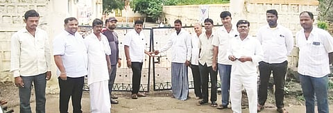  ನಾಗಲಿಂಗೇಶ್ವರ ಕಾಲನಿ ಮುಖ್ಯರಸ್ತೆಯ ಕಿರು ಸೇತುವೆ ದುರಸ್ತಿಗೆ ಒತ್ತಾಯಿಸಿ ವಾರ್ಡ್​ 1ರ ನಿವಾಸಿಗಳು ಯಡ್ರಾಮಿ ಪಟ್ಟಣ ಪಂಚಾಯಿತಿ ಕಚೇರಿ ಗೇಟ್​ಗೆ ಬೀಗ ಹಾಕಿ ಪ್ರತಿಭಟನೆ ನಡೆಸಿದರು. ಅಪ್ಪುಗೌಡ ಪಾಟೀಲ್​, ಚನ್ನವಿರ ತಾಳಿಕೋಟಿ, ಸತೀಶ ಗುರಶೆಟ್ಟಿ, ನಿಂಗರಾಜ ಜಾಲಿಬೆಂಚಿ, ಜಗದೀಶ ಲಗಳಿ ಇತರರಿದ್ದರು.