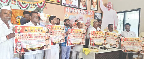  ಆಳಂದನಲ್ಲಿ ಆಯೋಜಿಸಿದ್ದ ಸಭೆಯಲ್ಲಿ ತಡಕಲ್​ನಲ್ಲಿ ಸೆ.23ರಂದು ನಡೆಯಲಿರುವ ಅಂಬಾ ಭವಾನಿ ಮಂದಿರದ ಲೋಕಾರ್ಪಣೆ ಸಮಾರಂಭದ ಕರಪತ್ರಗಳನ್ನು ಮಾಜಿ ಶಾಸಕ ಸುಭಾಷ ಗುತ್ತೇದಾರ್​ ಬಿಡುಗಡೆ ಮಾಡಿದರು. ಅಪ್ಪಾಸಾಹೇಬ್​ ಗುಂಡೆ, ಮಲ್ಲಿಕಾರ್ಜುನ ಕಂದಗೂಳೆ, ಸೀತಾರಾಮ ಜಮಾದಾರ, ಪ್ರಕಾಶ ಮಾನೆ ಇತರರಿದ್ದರು.