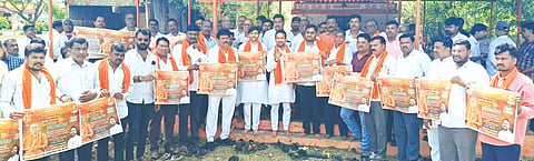 ಚಿಂಚೋಳಿಯಲ್ಲಿ ಹಮ್ಮಿಕೊಂಡಿದ್ದ ಪೂರ್ವಭಾವಿ ಸಭೆಯಲ್ಲಿ ಶಿವಶರಣರ ಹಿಂದೂ ಸಮಾವೇಶದ ಕರಪತ್ರಗಳನ್ನು ಶಾಸಕ ಡಾ.ಅವಿನಾಶ ಜಾಧವ್​ ಬಿಡುಗಡೆ ಮಾಡಿದರು. ಚಂದು ಪಾಟೀಲ್​, ವಿಜಯಕುಮಾರ ಚೆಂಗಟಾ, ರವಿರಾಜ ಕೊರವಿ, ರಾಹುಲ್​ ಯಾಕಾಪುರ, ಗೋಪಾಲರಾವ ಕಟ್ಟಿಮನಿ, ಅಶೋಕ ಮಾನಕರ್​ ಇತರರಿದ್ದರು.